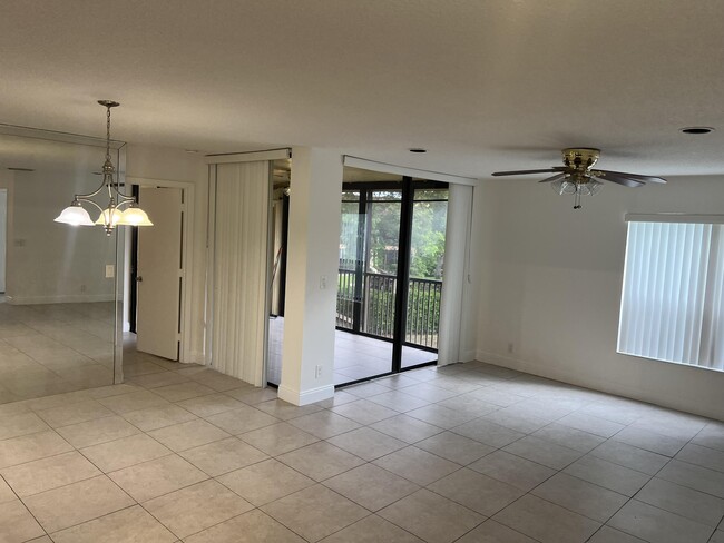 Building Photo - 2602 Carambola Cir S