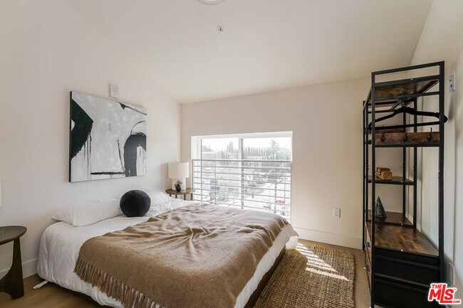 Building Photo - 611 N Virgil Ave