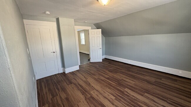 Building Photo - 3 Bed, 1 Bath, plus TWO Bonus Rooms in Rochester!