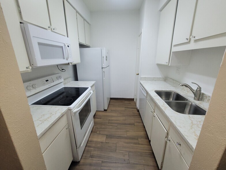 Building Photo - 10051 Westpark Dr