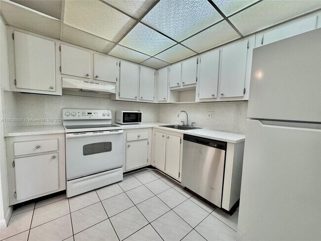 Building Photo - 1300 NE Miami Gardens Dr