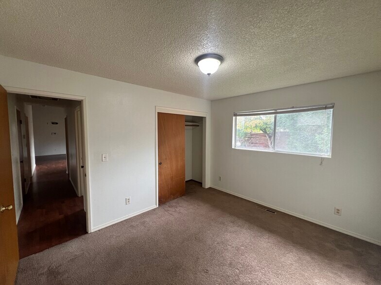 Building Photo - 5926 Walnut Dr