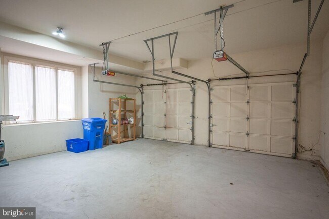 Building Photo - 9700 Grenadier Ct