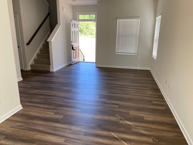 Building Photo - 4 bed/2.5 bath home in Troutman!