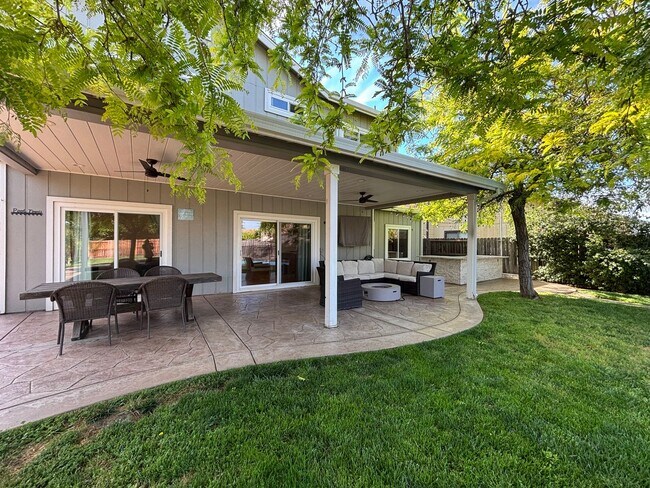 Building Photo - 879 Fall River Trail