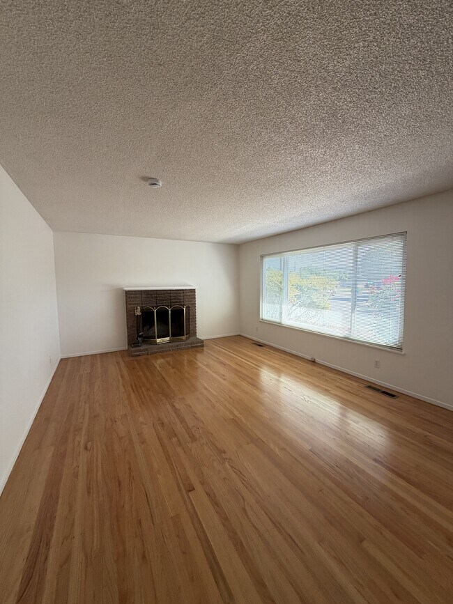 Building Photo - 1717 Tisserand Dr