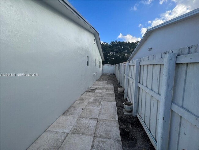 Building Photo - 15 SE 13th St