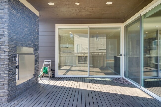 Building Photo - Luxury Oakleigh MainVue Home