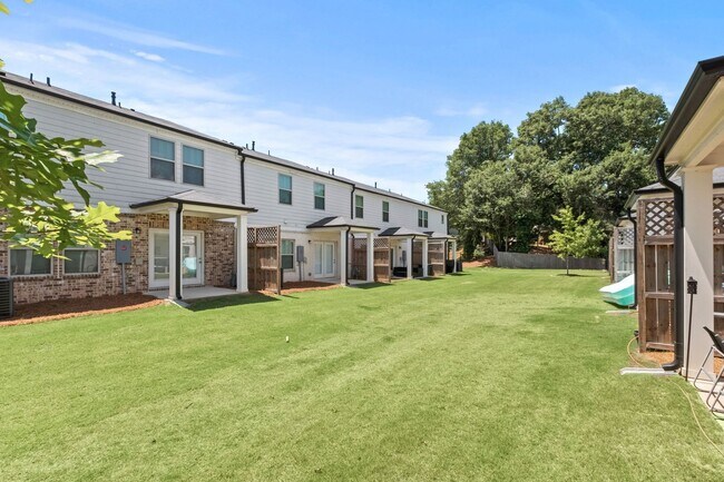 Building Photo - Gorgeous 3 BR/2.5 BA Townhome in Marietta-...