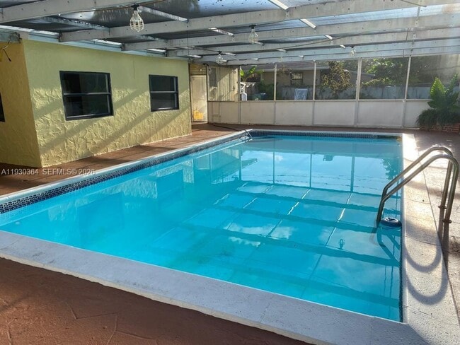 Building Photo - 1121 NE 199th St