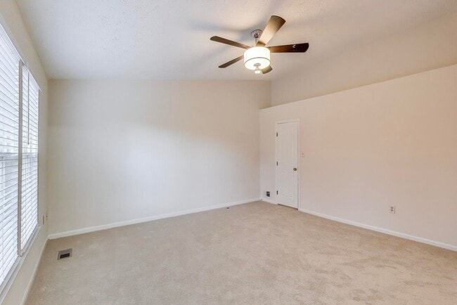 Building Photo - Ellicott City townhome for you!