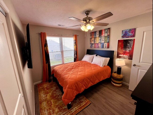 Building Photo - Vibrant 4 Bedroom Getaway with Hot Tub