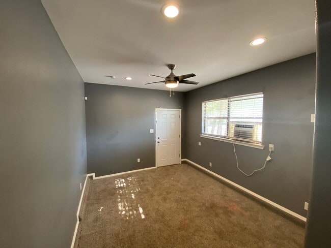Building Photo - BEAUTIFUL 3 Bedroom 2 Bath  home + Office ...