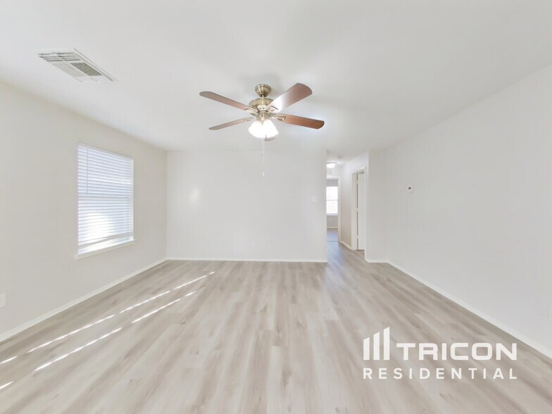 Building Photo - 22823 Sugar Bear Dr