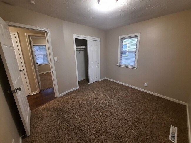 Building Photo - 3 Bedroom, 1 Bathroom Home!