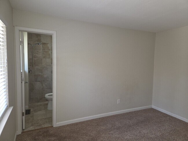 Building Photo - Unfurnished three bedroom house in Al Tahoe