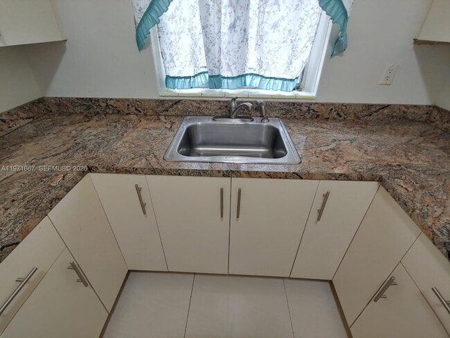 Building Photo - 1465 NE 149th St