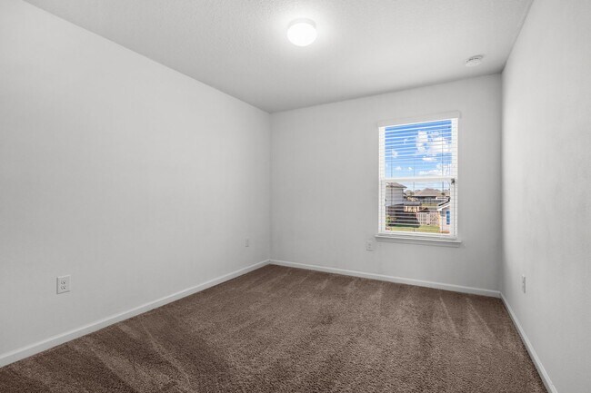 Building Photo - OPEN CONCEPT 4 BED / 2.5 BATH - Community Pool