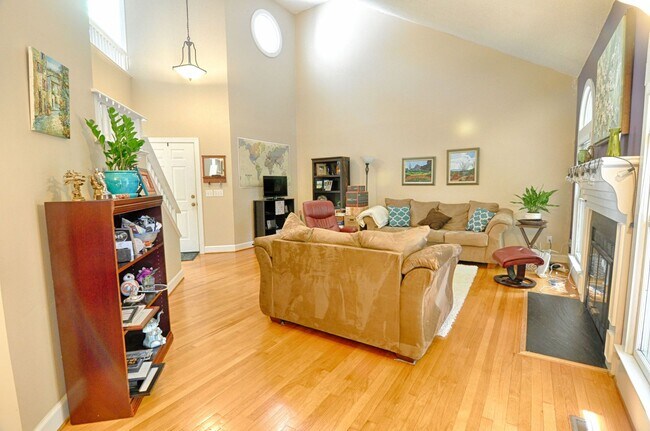 Building Photo - 3 bedroom Cul-de-sac Townhouse