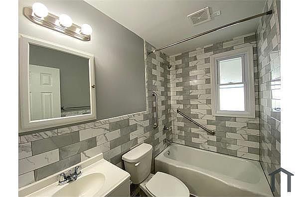 Building Photo - 4 Bedroom detached house