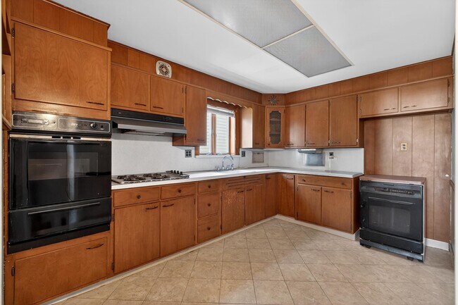 Building Photo - 55 W 5th St