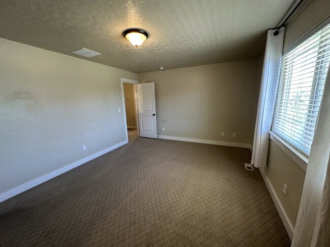 Building Photo - "Charming 4-Bed Home with Granite Accents & Hardwood Elegance in Meridian!"