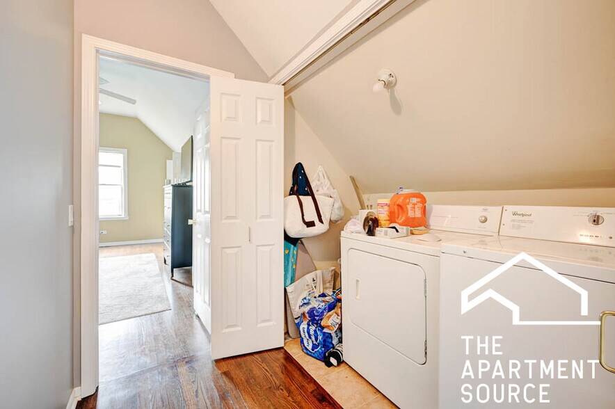 Building Photo - 1341 W Fletcher St