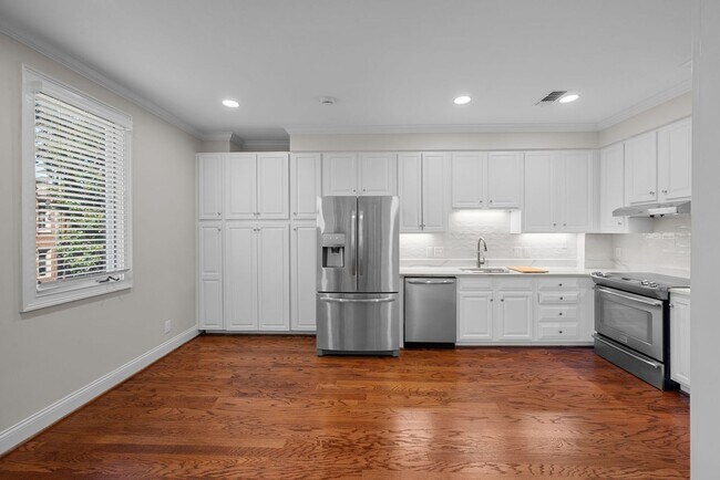 Building Photo - Newly Renovated Condo in The Westende with...