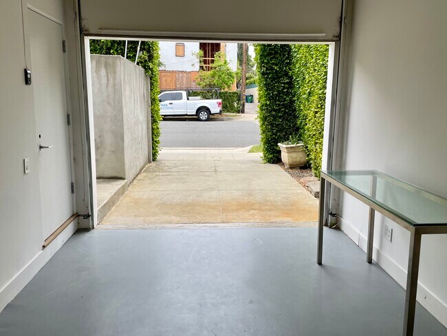 garage, laundry, bonus room - 522 N Roxbury Dr