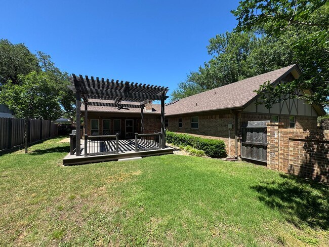Building Photo - Gorgeous 3/3/2 Home on Spacious Corner Lot...