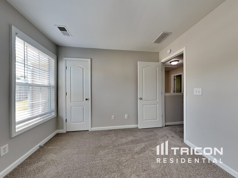 Building Photo - 6561 Squire Pl