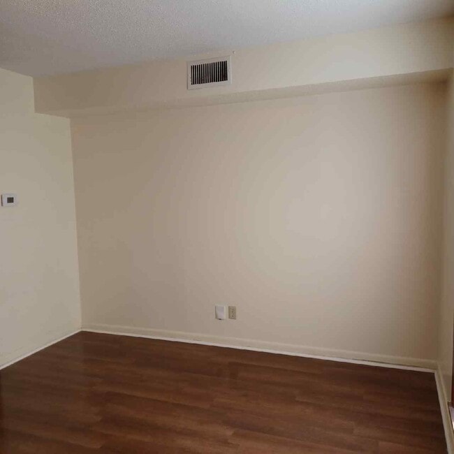 Building Photo - 115 S Maple St