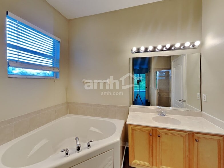 Building Photo - 20052 Bluff Oak Blvd