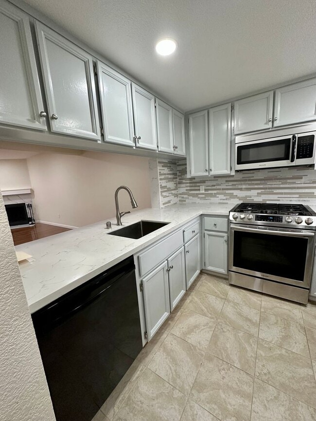 Building Photo - Spacious 3 Bed 2.5 Bath in Newark!