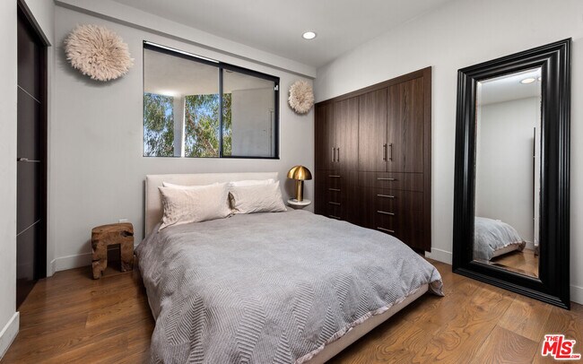 Building Photo - 2826 Las Alturas St