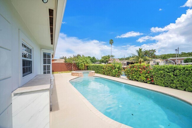 Building Photo - Beautiful house on the water with a pool