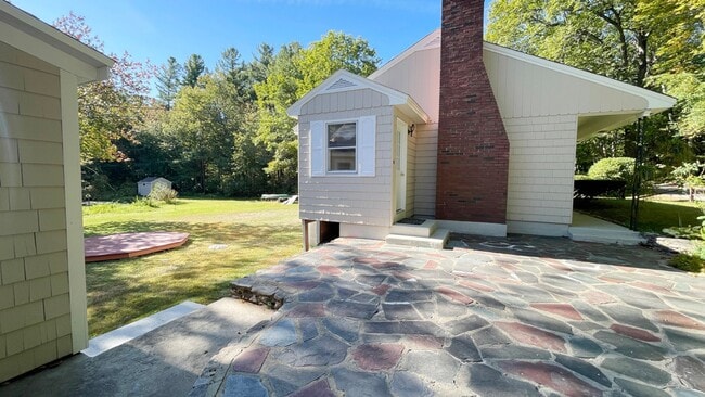 Building Photo - 3 BR House on a Lake 1.5 Baths
