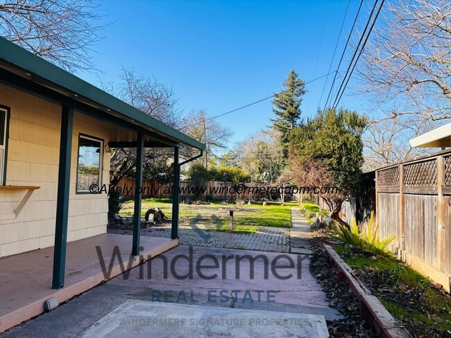 Building Photo - Charming 2 bedroom with HUGE yard in beaut...