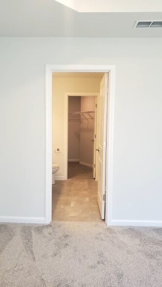 Building Photo - 906 Plum Creek Pl