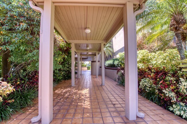 Building Photo - 4657 Fountains Dr S