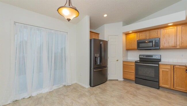Building Photo - Welcome to this spacious 5-bedroom, 2-bathroom home in Nampa, ID