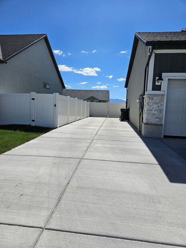 Building Photo - Spacious 3-Bedroom Basement Apartment – Al...