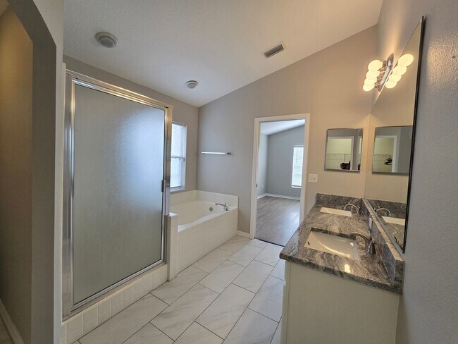 Building Photo - New Listing in Land O'Lakes