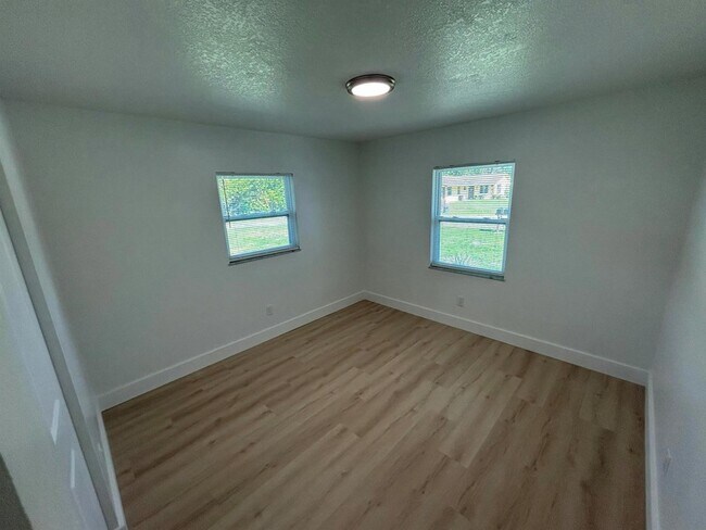 Building Photo - 2147 Sibley Ave