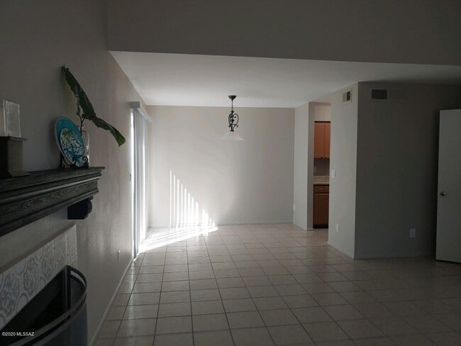 Building Photo - 881 E Peppergrass Ln