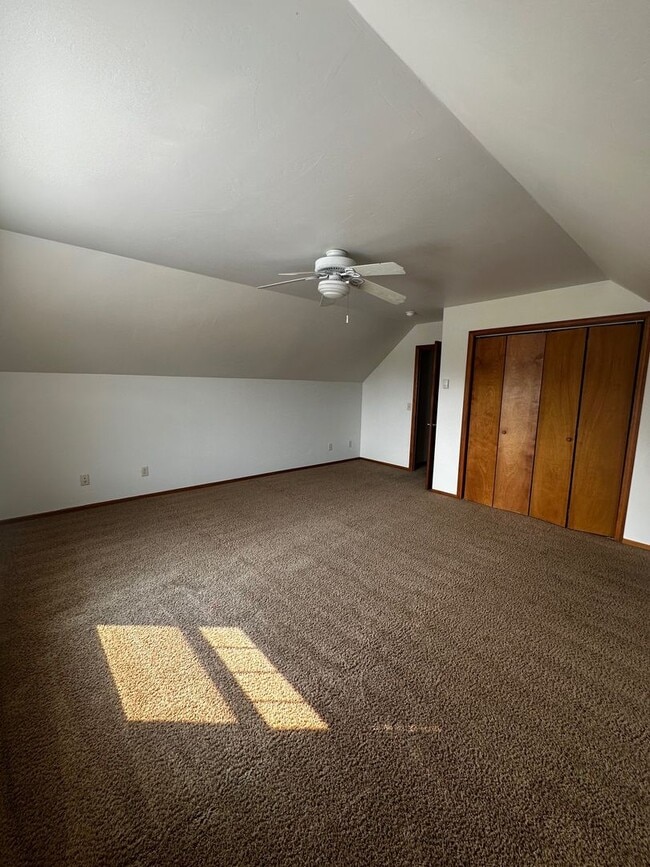 Building Photo - Beautiful 4 bedroom Home located in Centra...