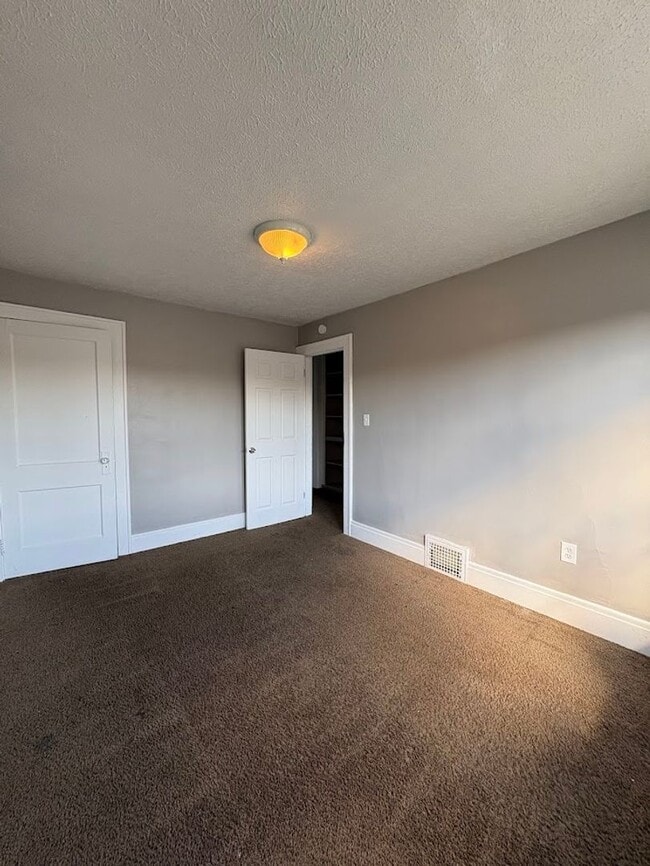 Building Photo - Three bedroom one bathroom townhouse for rent