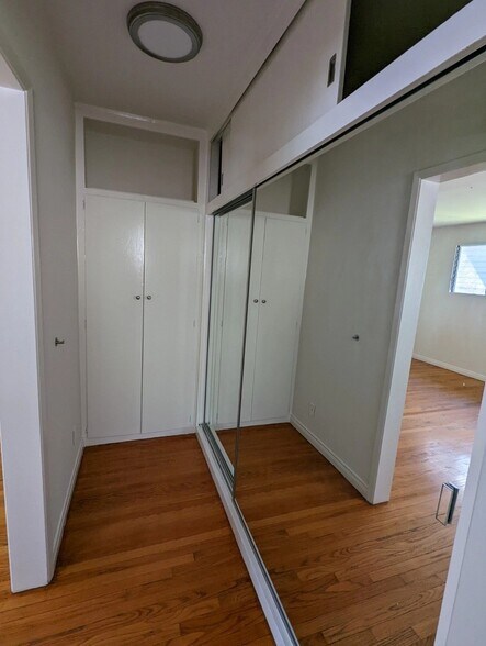 Building Photo - 1331 N Poinsettia Pl