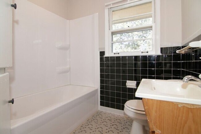 Building Photo - GREAT LAWRENCE TOWNSHIP HOME!