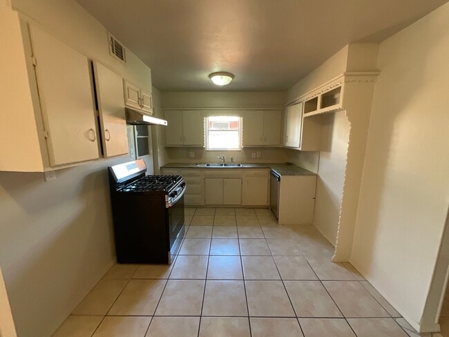 Building Photo - 1009 SW 65th St